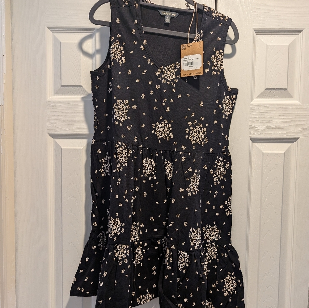 Black Sleeveless Dress With Pockets